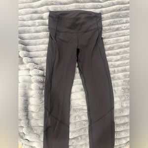 Black lululemon leggings 25” with pockets and netting pattern on back